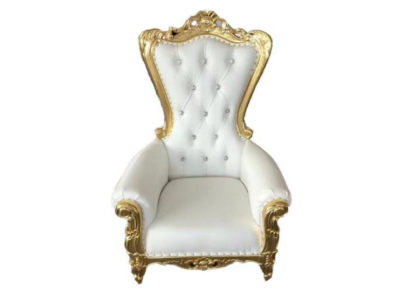 Elegante sillón blanco con una silueta dinámica y magníficos elementos decorativos en forma de patrones florales.