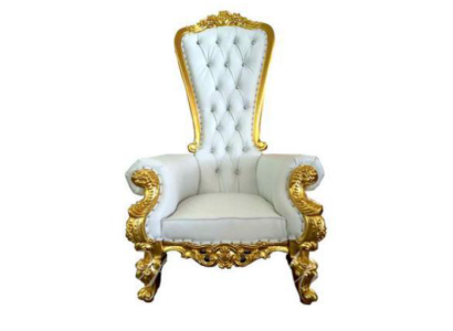 Un hermoso sillón blanco adornado al estilo barroco y Chesterfield con elementos del estilo Chesterfield.