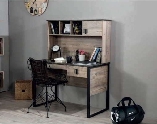 Escritorio moderno de madera para habitación juvenil infantil en tono marrón. Diseño de muebles nuevo para dormitorio.