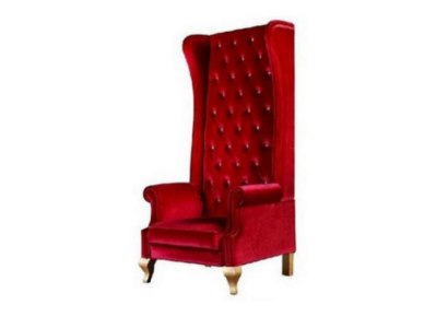 La silla Voltaire es un impresionante ejemplo del estilo clásico inglés en un rico tono rojo.