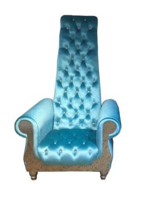 Un sillón refinado con respaldo alto y un diseño que recuerda a un sillón Voltaire.
