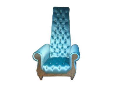 Un sillón refinado con respaldo alto y un diseño que recuerda a un sillón Voltaire.