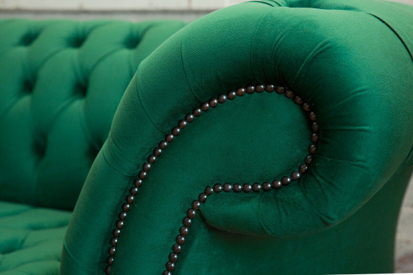 Sofá Chesterfield clásico de 3 plazas en diseño de terciopelo y cuero verde, nuevo.