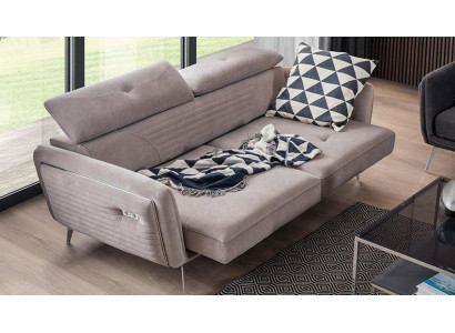 Sofá de dos plazas de lujo y moda con tapizado textil sobre patas altas.