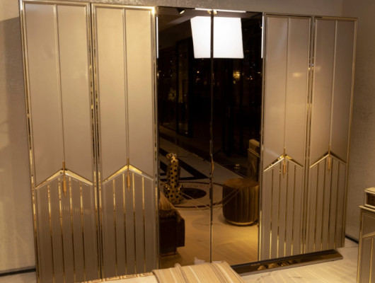 Armario de madera para dormitorio con puertas correderas.