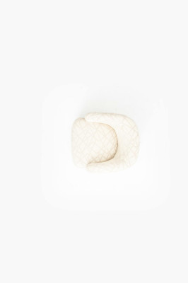 Sillón de cóctel acolchado en un color agradable en un diseño moderno.