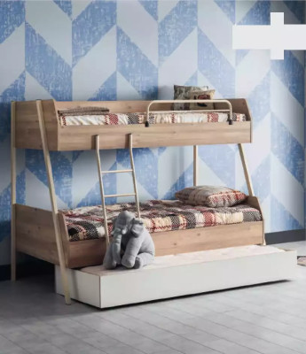Cama litera triple con tres plazas.