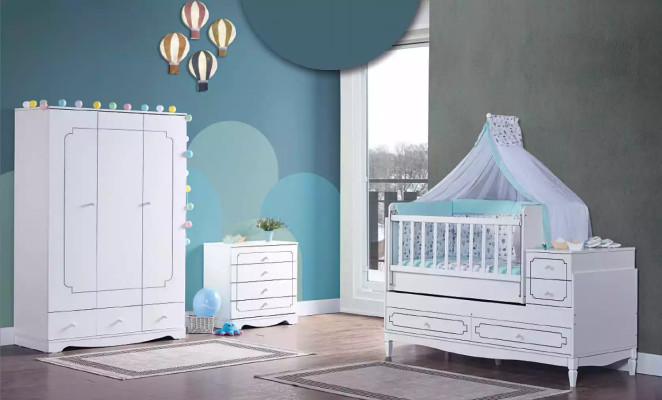 Cama infantil para bebé con estantes de madera blanca.