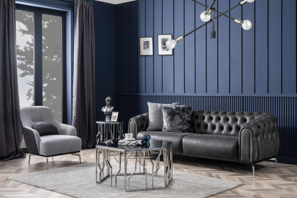 Sofá Chesterfield de 4 plazas en cuero negro artificial.
