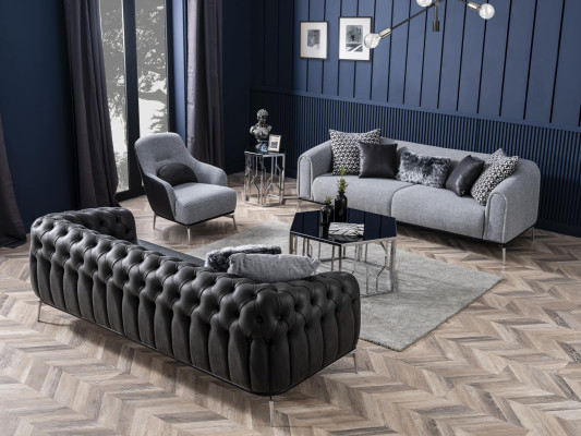 Sofá Chesterfield de 4 plazas en cuero negro artificial.