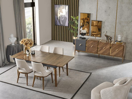 Una silla lacónica y moderna con patas altas de madera y tapizado en un agradable color crema claro para el comedor.