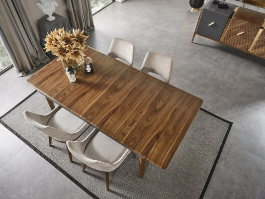 Una silla lacónica y moderna con patas altas de madera y tapizado en un agradable color crema claro para el comedor.