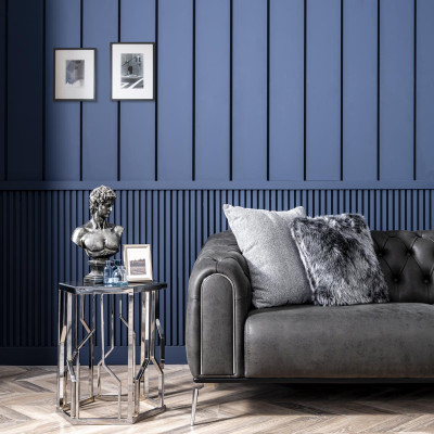 Sofá negro recto de cuatro plazas al estilo Chesterfield para la sala de estar.