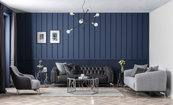 Sofá negro recto de cuatro plazas al estilo Chesterfield para la sala de estar.