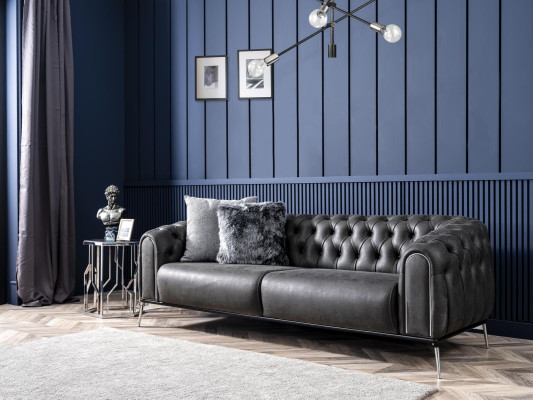 Sofá negro recto de cuatro plazas al estilo Chesterfield para la sala de estar.