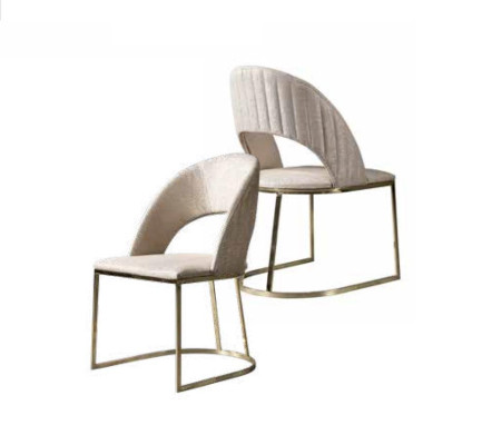Silla de lujo moderna con respaldo acolchado de tela nueva.