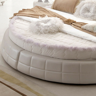 Camas redondas clásicas: cama redonda de diseñador de lujo tapizada en elegante cuero aterciopelado.