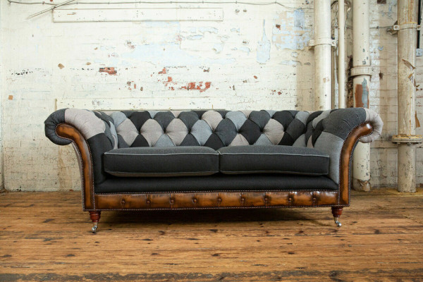 Sofá Chesterfield resistente de microfibra con cojines de tela acolchada.