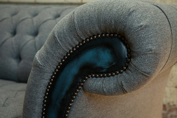 Sofás Chesterfield grises de diseñador, sillones acolchados en textil, muebles de relax.