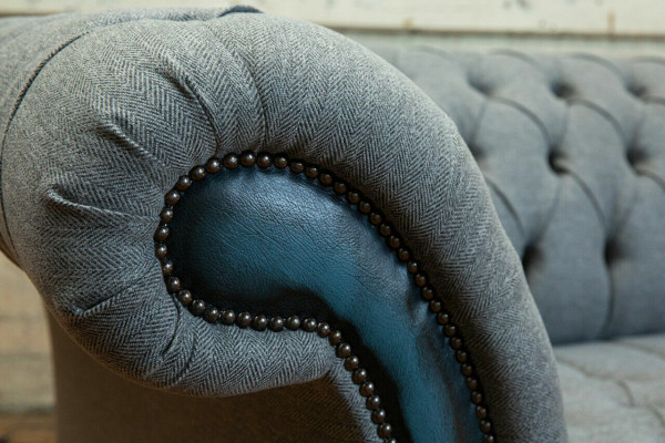 Sofás Chesterfield grises de diseñador, sillones acolchados en textil, muebles de relax.