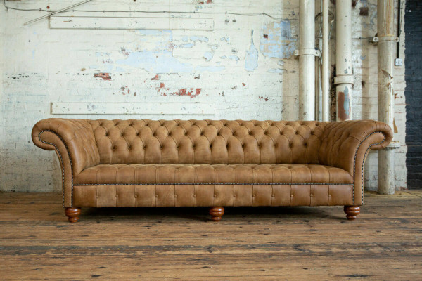 Sofá Chesterfield marrón de 4 plazas con tapizado de sofá.