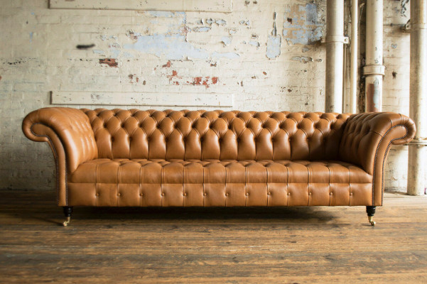 Diseño Chesterfield - Sofá de 4 plazas de cuero marrón con tapizado de lujo.