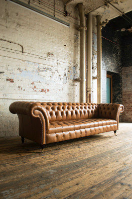 Diseño Chesterfield - Sofá de 4 plazas de cuero marrón con tapizado de lujo.