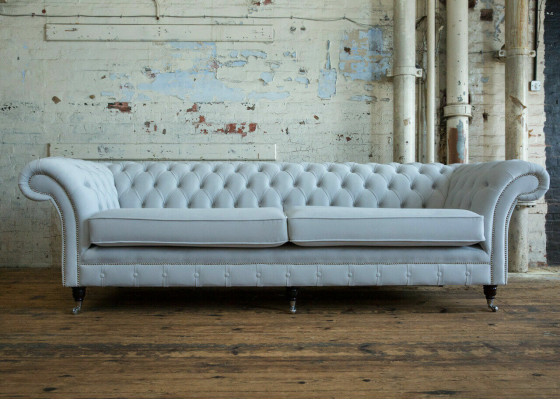 Chesterfield gris de 4 plazas, sofá tapizado de terciopelo estilo moderno.