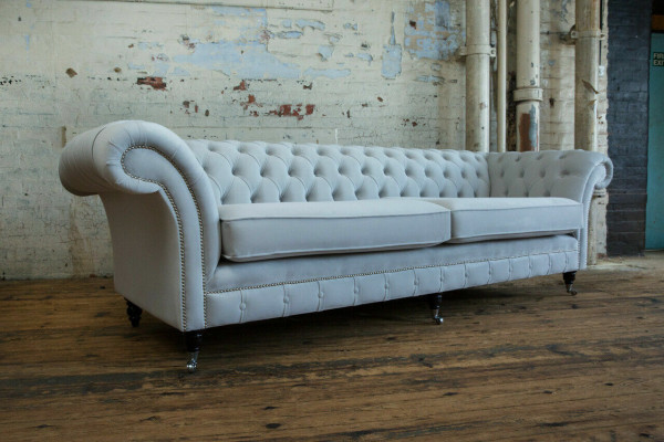 Chesterfield gris de 4 plazas, sofá tapizado de terciopelo estilo moderno.