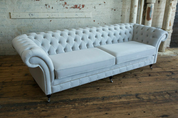 Chesterfield gris de 4 plazas, sofá tapizado de terciopelo estilo moderno.