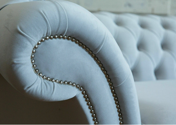 Chesterfield gris de 4 plazas, sofá tapizado de terciopelo estilo moderno.