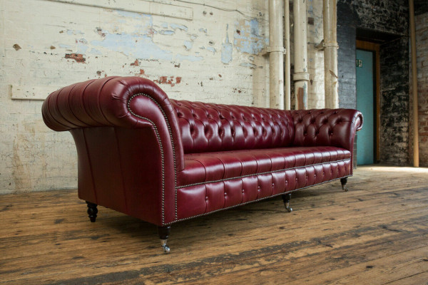 Sofá de diseño Chesterfield de 4 plazas tapizado de lujo clásico en tela.