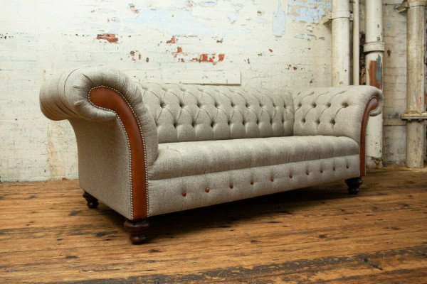 Sofá de diseño Chesterfield de tres plazas gris moderno.