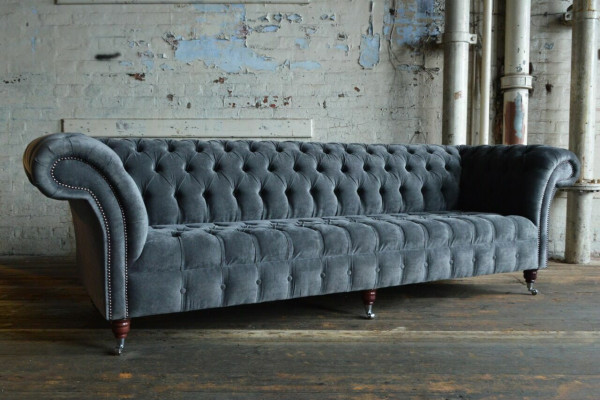 Sofá Chesterfield gris de diseñador, grande, de 4 plazas, mueble tapizado.