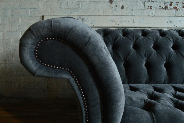 Sofá Chesterfield gris de diseñador, grande, de 4 plazas, mueble tapizado.