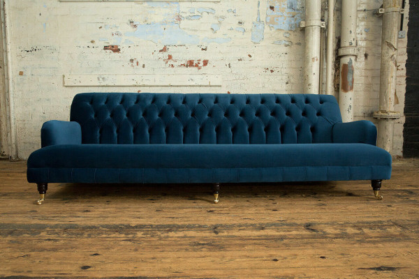 Gran sofá Chesterfield azul de cuatro plazas de lujo xxl.