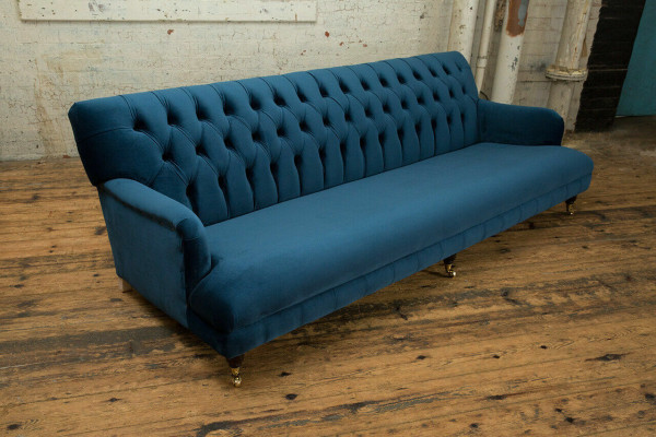 Gran sofá Chesterfield azul de cuatro plazas de lujo xxl.