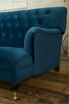 Gran sofá Chesterfield azul de cuatro plazas de lujo xxl.