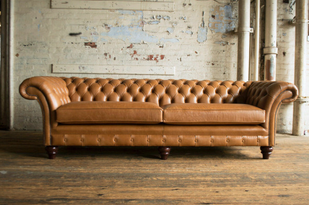 Sofá Chesterfield marrón de lujo de 4 plazas de tela acolchada.