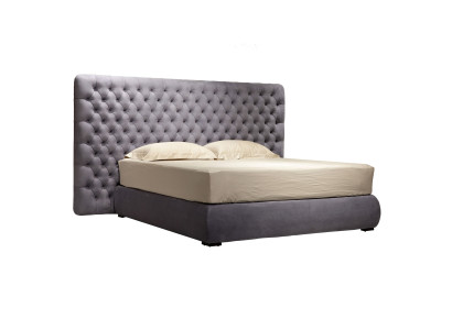 Cama acolchada de diseño de lujo, cama doble de hotel en habitación Chesterfield de terciopelo gris, nueva.