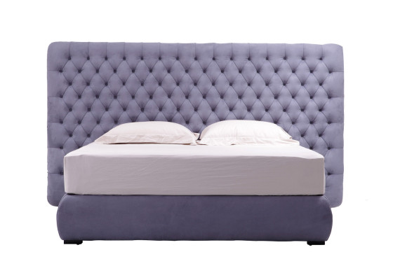 Cama acolchada de diseño de lujo, cama doble de hotel en habitación Chesterfield de terciopelo gris, nueva.