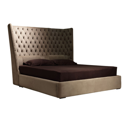 Cama doble Chesterfield de diseño en un hotel de terciopelo con una cama grande inglesa