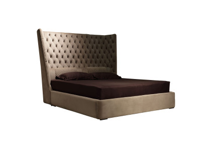 Cama doble Chesterfield de diseño en un hotel de terciopelo con una cama grande inglesa