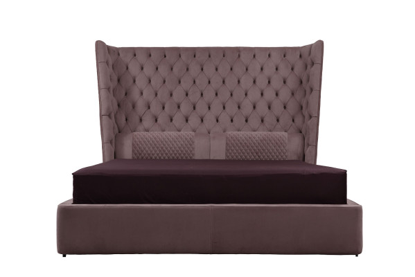 Cama doble Chesterfield de diseño en un hotel de terciopelo con una cama grande inglesa
