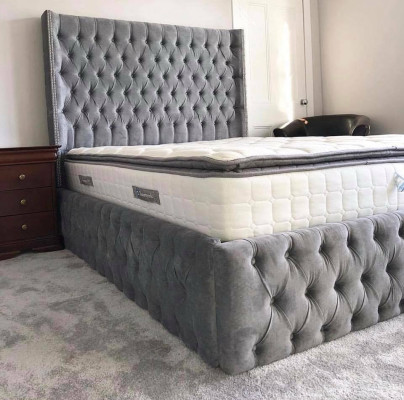 Gran cama de tela diseño Chesterfield camas dobles acolchadas de diseñador textiles.