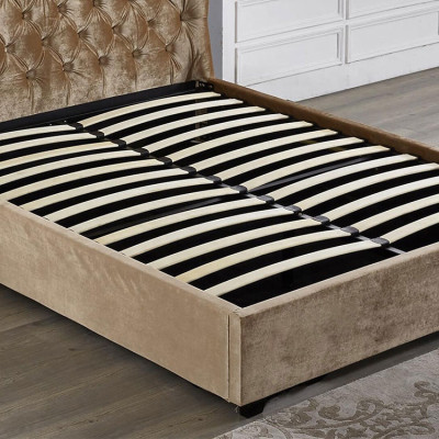Cama tapizada Chesterfield beige diseño de lujo para dormitorio.