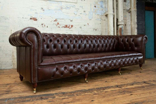 Sofá Chesterfield marrón de 4 plazas de lujo clásico estilo barroco rococó.