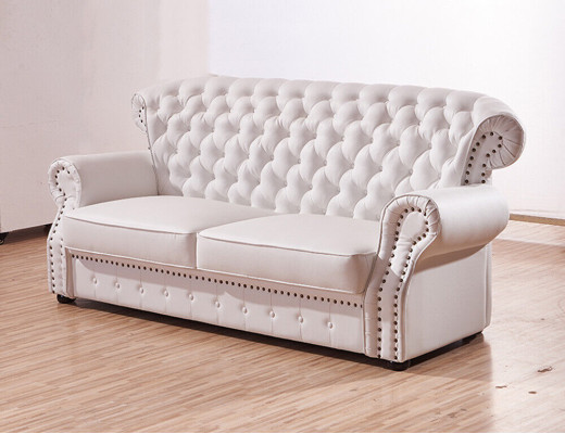 Sofá Chesterfield de tres plazas blanco con respaldo alto, hecho a mano en cuero.
