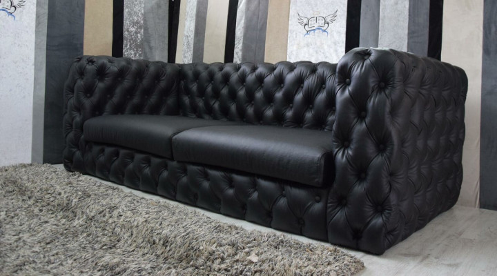 Sofá de tres plazas Chesterfield negro, diseñador de lujo.