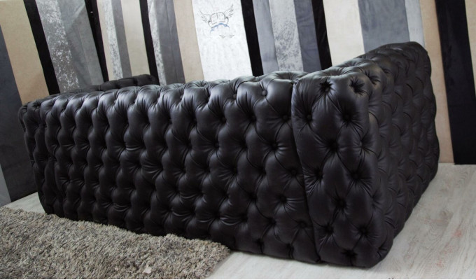 Sofá de tres plazas Chesterfield negro, diseñador de lujo.